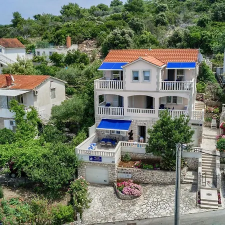 Apartment Ivo Postira